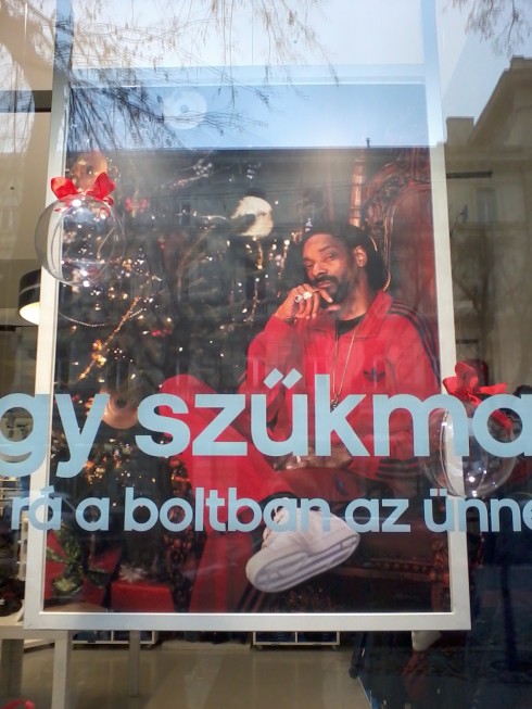 I think the translation says "Merry Chrizzle, Snoop's upside ya tree". 